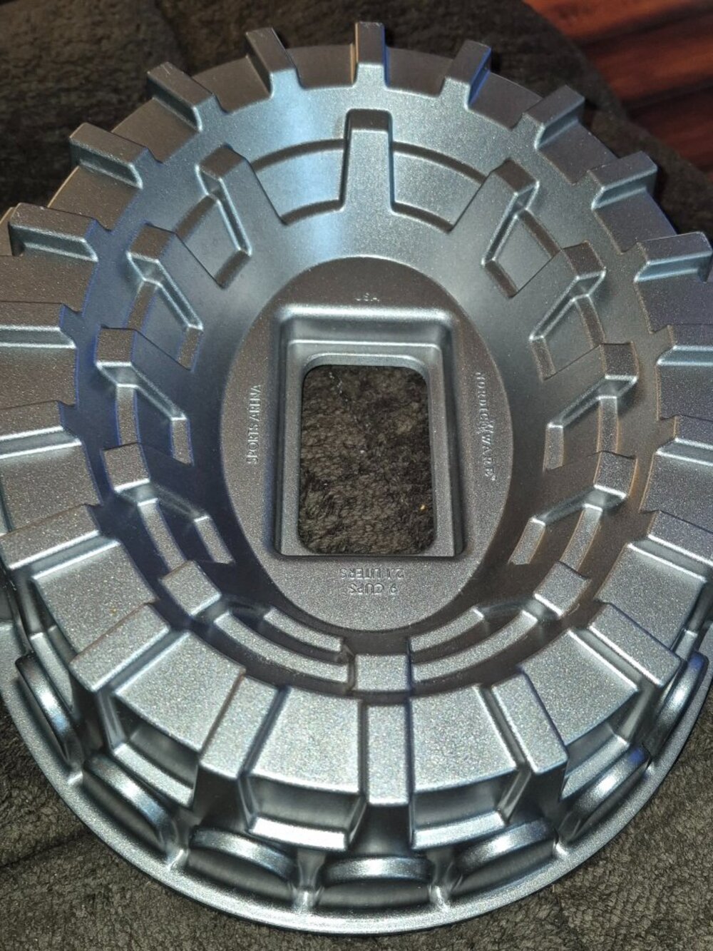 Nordic Ware Sports Arena Stadium Bundt Cake Pan Cast Aluminum 9 Cup Capacity NEW
